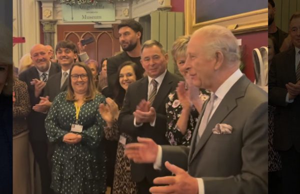 Τα 77α γενέθλιά του γιόρτασε ο βασιλιάς Κάρολος, έσβησε τούρτα… κάστρο - Δείτε βίντεο