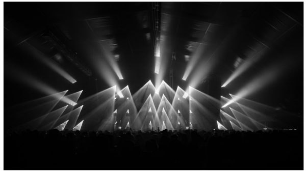 Συνεργασίες Ελλήνων και ξένων καλλιτεχνών που ανοίγουν τη σκηνή προς τον κόσμο