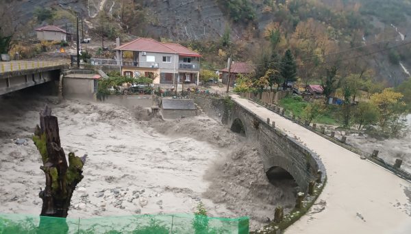 Κακοκαιρία: Πλημμύρισαν τα βόρεια και κεντρικά Τζουμέρκα – Το φαινόμενο «orographic lifting» που «έπνιξε» την βορειοδυτική Ελλάδα