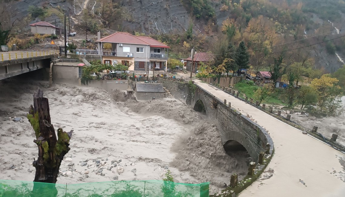 Κακοκαιρία: Πλημμύρισαν τα βόρεια και κεντρικά Τζουμέρκα – Το φαινόμενο «orographic lifting» που «έπνιξε» την βορειοδυτική Ελλάδα