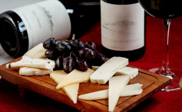 Politico: Απαλλαγή από τους δασμούς του Τραμπ θα ζητήσει η ΕΕ για αλκοολούχα ποτά, ζυμαρικά και τυριά