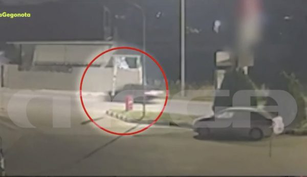 Η στιγμή που η 46χρονη φεύγει με το αμάξι από το σπίτι της πεθεράς της αφού τη δολοφόνησε - Το λάθος με τις κάμερες την πρόδωσε