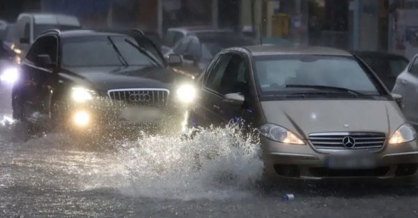 Κακοκαιρία Adel: Καταιγίδες, κεραυνοί και χαλάζι σφυροκοπούν την Αττική – Πλημμύρισαν δρόμοι και ξεριζώθηκαν δέντρα