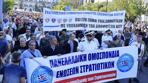 Συλλαλητήριο στρατιωτικών στα Προπύλαια κατά του νομοσχεδίου Δένδια