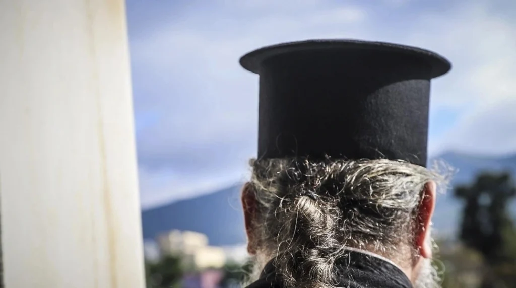 Ιερέας καταδικάστηκε για ενδοοικογενειακή απειλή κατά της πρεσβυτέρας μπροστά στο παιδί τους: «Της έκοψα τις κάρτες και με κατήγγειλε»