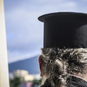 Ιερέας καταδικάστηκε για ενδοοικογενειακή απειλή κατά της πρεσβυτέρας μπροστά στο παιδί τους: «Της έκοψα τις κάρτες και με κατήγγειλε»