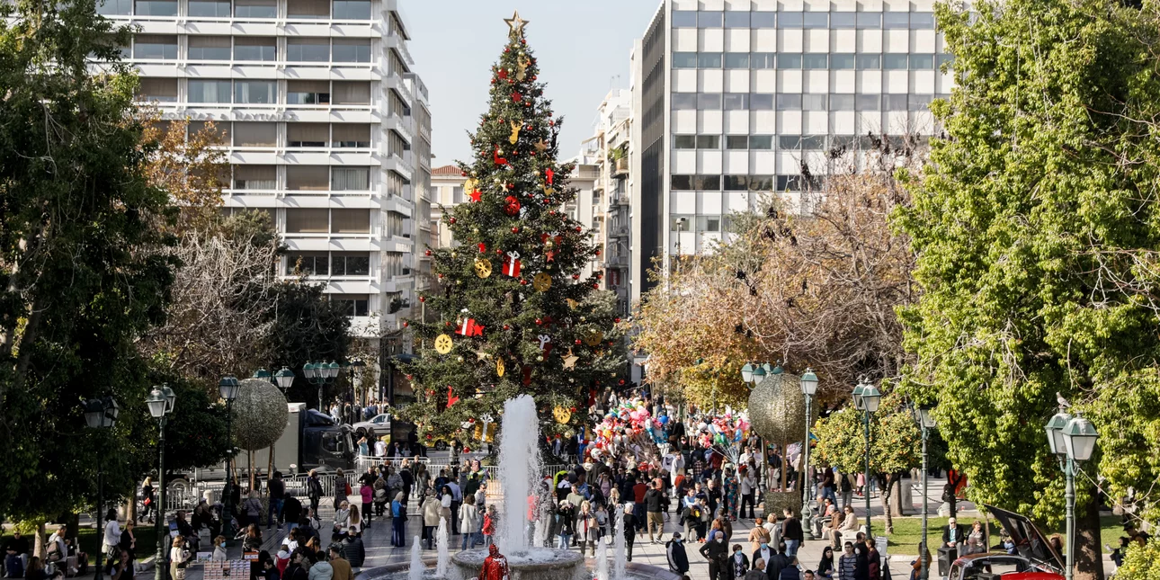 Σε χριστουγεννιάτικους ρυθμούς η Αθήνα -Πότε θα φωταγωγηθεί το δέντρο στην πλατεία Συντάγματος (βίντεο)