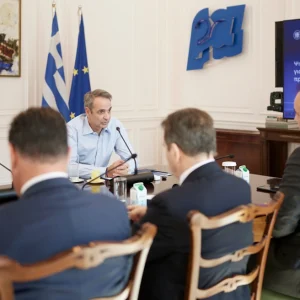 Σύσκεψη στο Μαξίμου για την προστασία των ανηλίκων από καπνό και αλκοόλ - Ψηφιακή επαλήθευση ηλικίας, τι αλλάζει για πάρτι και καταστήματα