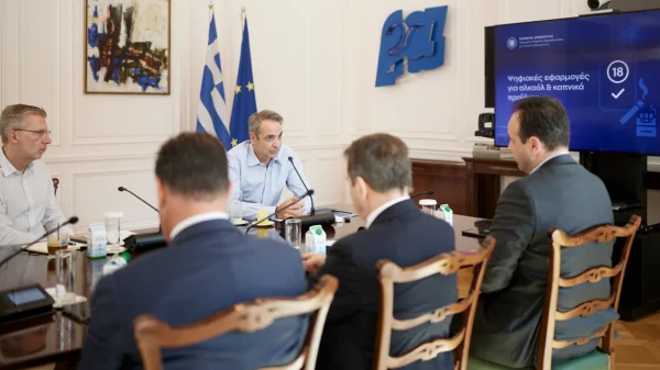 Σύσκεψη στο Μαξίμου για την προστασία των ανηλίκων από καπνό και αλκοόλ - Ψηφιακή επαλήθευση ηλικίας, τι αλλάζει για πάρτι και καταστήματα