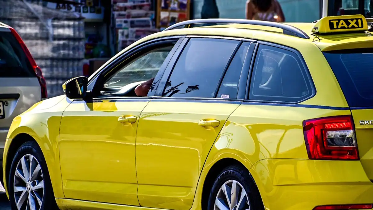 Πειραιάς: 34χρονος επιτέθηκε με βίαιο τρόπο και έκλεψε οδηγό ταξί – Αντιστάθηκε κατά τη σύλληψή του