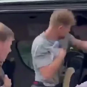 Ταϊλάνδη: Βρετανός τουρίστας έριξε μπουνιά σε Άραβα γιατί ακούμπησε τα γυμνά πόδια του πάνω στο κάθισμά του