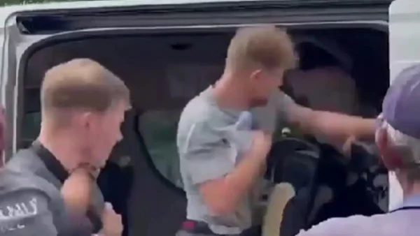 Ταϊλάνδη: Βρετανός τουρίστας έριξε μπουνιά σε Άραβα γιατί ακούμπησε τα γυμνά πόδια του πάνω στο κάθισμά του