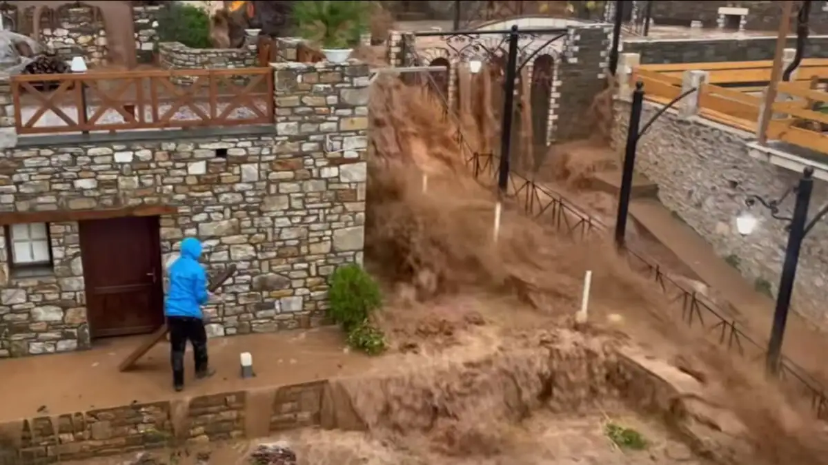 Η κακοκαιρία Adel σάρωσε τη Θάσο: Ποτάμια λάσπης οι δρόμοι, παρασύρθηκαν αυτοκίνητα – Συγκλονιστικές εικόνες