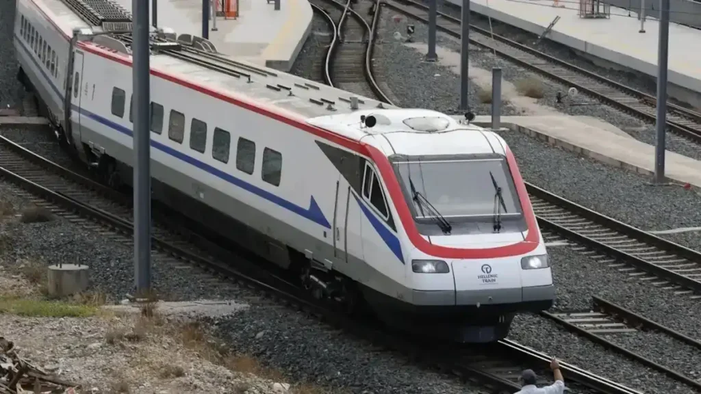 Με τρεις ώρες καθυστέρηση αναχώρησε η αμαξοστοιχία Intercity με 400 επιβάτες που ακινητοποιήθηκε στους Αγίους Αναργύρους