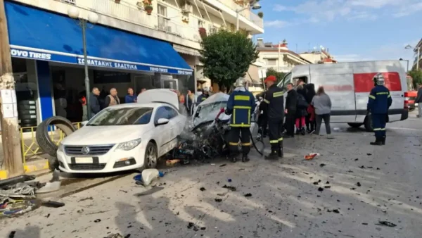 Πτολεμαΐδα: ΙΧ καρφώθηκε σε βαν και μετά έπεσε πάνω σε παρκαρισμένα αυτοκίνητα – Δύο σοβαρά τραυματίες