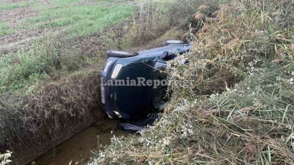 Λαμία: Σοβαρό τροχαίο στον παράδρομο - Συγκρούστηκε με φορτηγό και βρέθηκε στη σούδα (ΒΙΝΤΕΟ-ΦΩΤΟ)