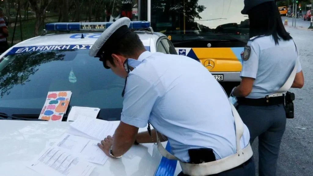 Η κάμερα έπιασε τον αρχιφύλακα που τα «τσέπωνε» από τις κλήσεις - Ο διάλογος με Πακιστανό μέσα στο αστυνομικό τμήμα Βόλου