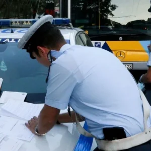 Η κάμερα έπιασε τον αρχιφύλακα που τα «τσέπωνε» από τις κλήσεις - Ο διάλογος με Πακιστανό μέσα στο αστυνομικό τμήμα Βόλου