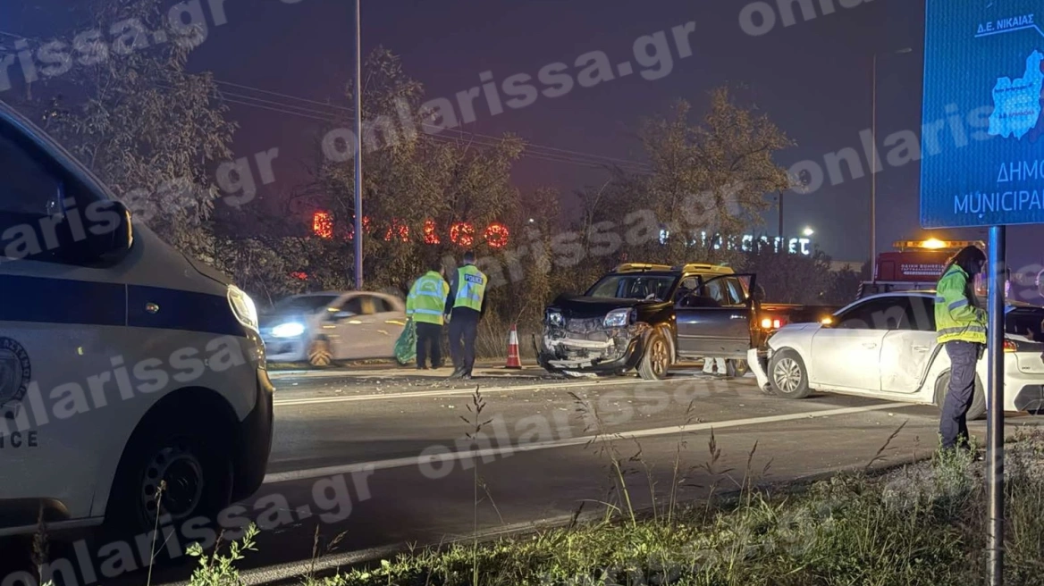 Μετωπική σύγκρουση αυτοκινήτων με τέσσερις τραυματίες στη Λάρισα