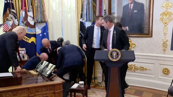 Κατέρρευσε σε live μετάδοση δίπλα στον Τραμπ ηγετικό στέλεχος της Novo Nordisk στη διάρκεια εκδήλωσης στο Οβάλ Γραφείο - Δείτε βίντεο