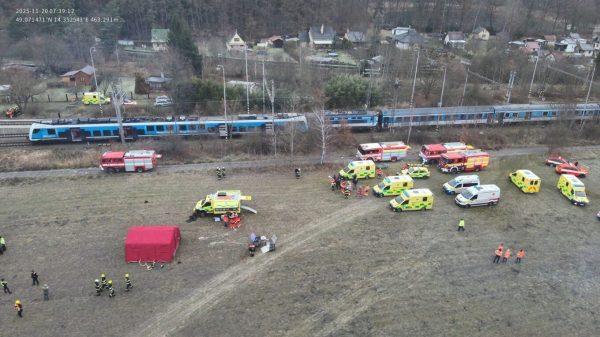 Δυο επιβατικά τρένα συγκρούστηκαν στην Τσεχία και πάνω από 40 άνθρωποι τραυματίστηκαν