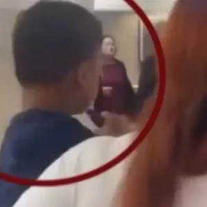 Μοναστηράκι: Αδιανόητο βίντεο με ανήλικο παιδί να καπνίζει ηλεκτρονικό τσιγάρο στην αγκαλιά της μαμάς του