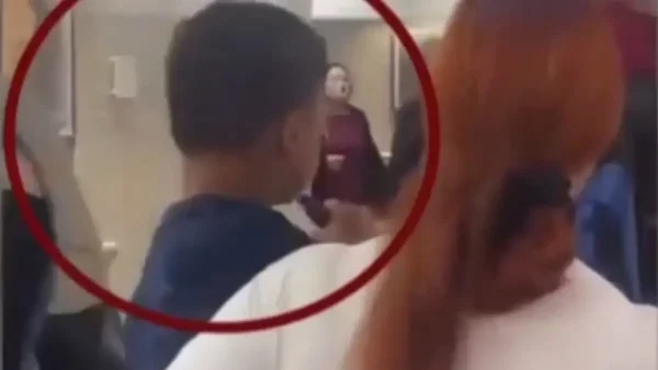 Μοναστηράκι: Αδιανόητο βίντεο με ανήλικο παιδί να καπνίζει ηλεκτρονικό τσιγάρο στην αγκαλιά της μαμάς του