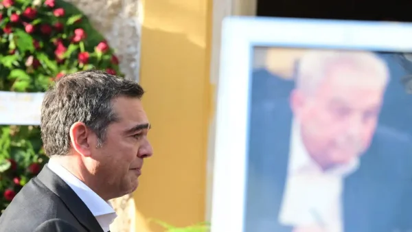 Λύγισε ο Αλέξης Τσίπρας στον επικήδειο για τον Αλέκο Φλαμπουράρη: Σε ευχαριστώ για όσα μας έδωσες, ως σύντροφος, ως φίλος, ως παππούς των παιδιών μας