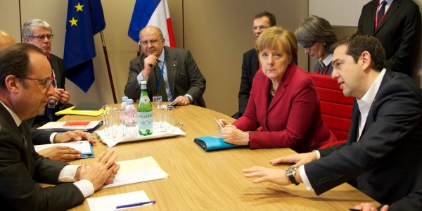 Le Monde για βιβλίο Τσίπρα: Ο «ανακατωσούρας» της αριστεράς μιλά για το «τραυματικό» επεισόδιο του 2015 και ετοιμάζει επιστροφή