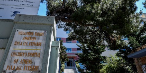 «Οι φύλακες άγγελοι μας» -Το «ευχαριστώ» των γονιών του βρέφους στην Καρδίτσα που κάηκε από καυτό λάδι