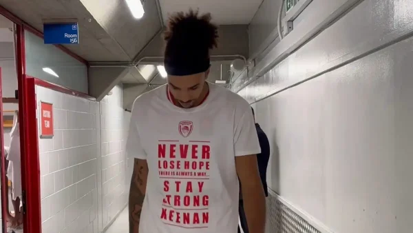 Αρμάνι Μιλάνο – Ολυμπιακός: Με μπλουζάκια για τον Κίναν Έβανς οι παίκτες του Ολυμπιακού