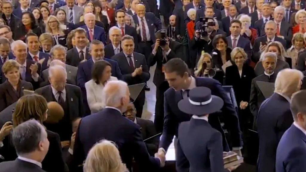 Λύθηκε το μυστήριο: Τι πραγματικά ψιθύρισε ο Μπάρον Τραμπ στον Τζο Μπάιντεν κατά την ορκωμοσία του πατέρα του, Ντόναλντ