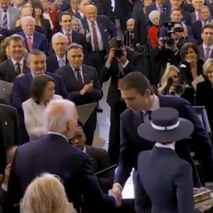 Λύθηκε το μυστήριο: Τι πραγματικά ψιθύρισε ο Μπάρον Τραμπ στον Τζο Μπάιντεν κατά την ορκωμοσία του πατέρα του, Ντόναλντ