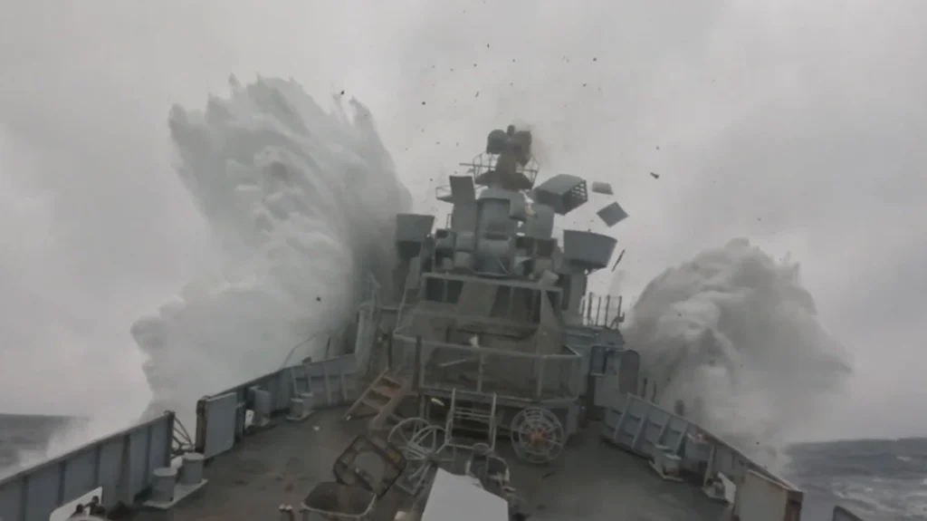 Παροπλισμένο πλοίο τους βύθισαν με τορπίλη οι Νορβηγοί σε άσκηση του ΝΑΤΟ – Δείτε βίντεο