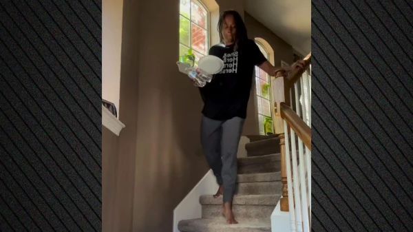 «Τα γόνατά μου κρέμονται από μία κλωστή, αλλά ακόμα στέκομαι όρθια» λέει η θρυλική Ολυμπιονίκης Μάριον Τζόουνς - Δείτε βίντεο