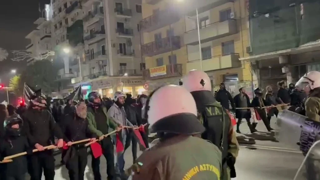 Ηλεκτρισμένη η ατμόσφαιρα στη Θεσσαλονίκη, σε εξέλιξη πορεία για το Πολυτεχνείο - Δείτε βίντεο