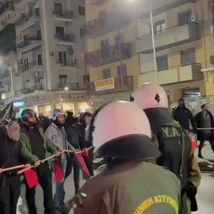 Ηλεκτρισμένη η ατμόσφαιρα στη Θεσσαλονίκη, σε εξέλιξη πορεία για το Πολυτεχνείο - Δείτε βίντεο