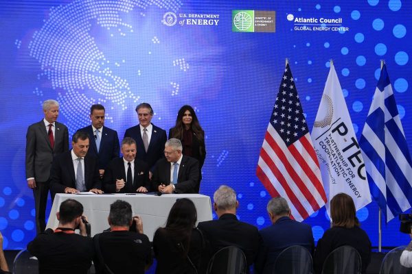 Υπογραφή συμφωνίας μεταξύ Helleniq Energy, Εnergean και ExxonMobil για έναρξη γεωτρήσεων στο Ιόνιο