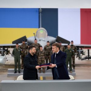 Ιστορική συμφωνία: Η Ουκρανία αγοράζει έως 100 Rafale από τη Γαλλία – Συνάντηση Μακρόν με Ζελένσκι στο Παρίσι