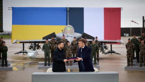 Ιστορική συμφωνία: Η Ουκρανία αγοράζει έως 100 Rafale από τη Γαλλία – Συνάντηση Μακρόν με Ζελένσκι στο Παρίσι