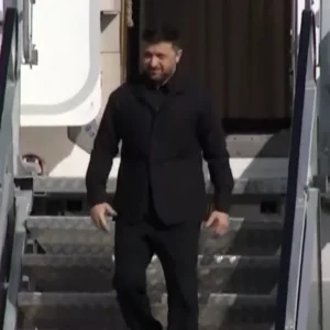 Στην Αθήνα ο Ζελένσκι -Λεπτό προς λεπτό οι επαφές του, η συμφωνία μεταφοράς LNG στην Ουκρανία