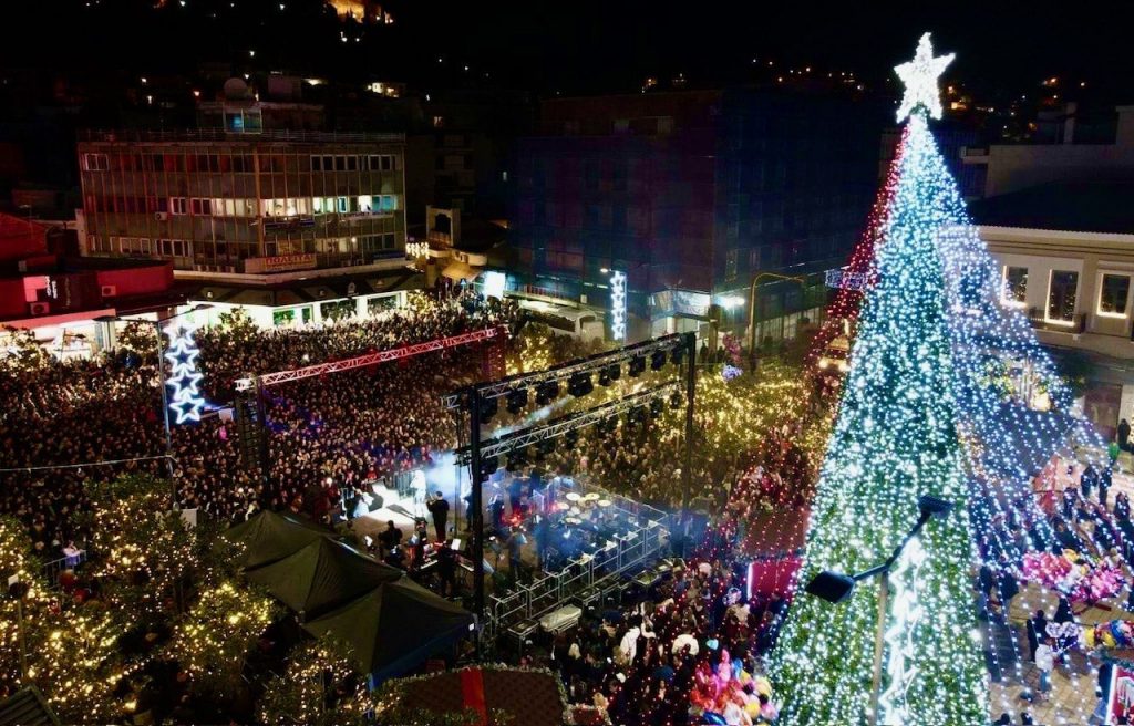 Με Κατερίνα Λιόλιου άναψε στη Λαμία το Χριστουγεννιάτικο δέντρο - Πλημμύρισε από κόσμο το κέντρο της πόλης  (ΒΙΝΤΕΟ-ΦΩΤΟ)