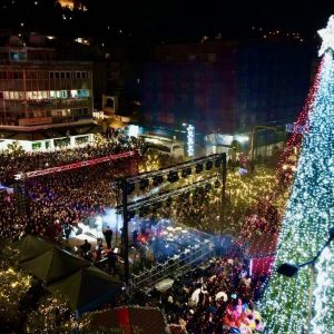 Με Κατερίνα Λιόλιου άναψε στη Λαμία το Χριστουγεννιάτικο δέντρο - Πλημμύρισε από κόσμο το κέντρο της πόλης  (ΒΙΝΤΕΟ-ΦΩΤΟ)