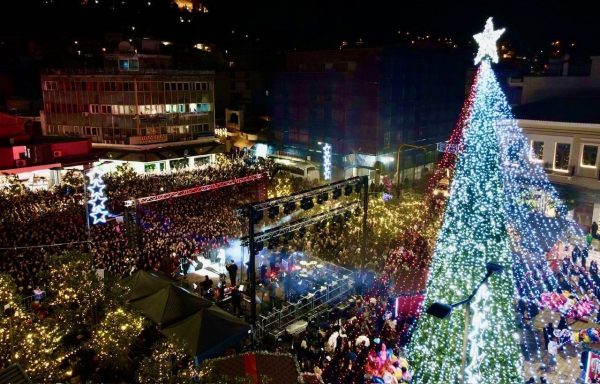 Με Κατερίνα Λιόλιου άναψε στη Λαμία το Χριστουγεννιάτικο δέντρο - Πλημμύρισε από κόσμο το κέντρο της πόλης  (ΒΙΝΤΕΟ-ΦΩΤΟ)