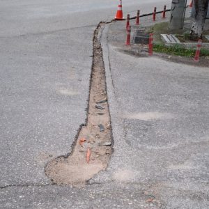 Η «χαράδρα» της οδού Ανθήλης