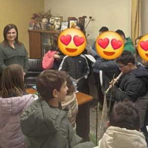 Μαθητές του Δημοτικού Σχολείου Κάτω Τιθορέας τραγούδησαν τα κάλαντα στη Δήμαρχο Αμφίκλειας - Ελάτειας