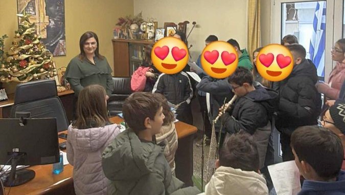 Μαθητές του Δημοτικού Σχολείου Κάτω Τιθορέας τραγούδησαν τα κάλαντα στη Δήμαρχο Αμφίκλειας - Ελάτειας