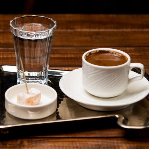 Καφές: Τα πραγματικά οφέλη και τα όρια που οι γιατροί λένε να μην ξεπερνάμε -Πόση καφεΐνη είναι πολλή;