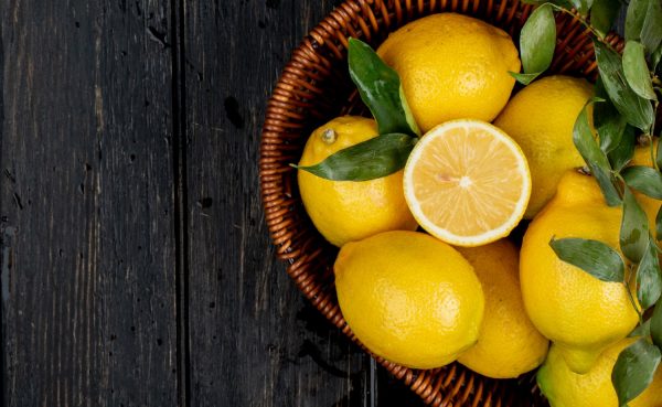 Βάζοντας μια φέτα λεμονιού στον σβηστό φούρνο: Σε τι χρησιμεύει και πότε να το κάνετε