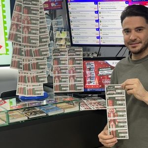 Λαϊκό Λαχείο: Αντίστροφη μέτρηση για την ειδική κλήρωση της Παρασκευής 19 Δεκεμβρίου - Χριστουγεννιάτικο έπαθλο μέχρι και 1.000.000 ευρώ